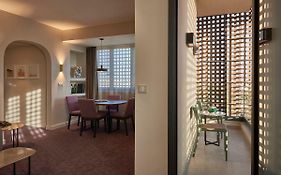 M Suite Hotel